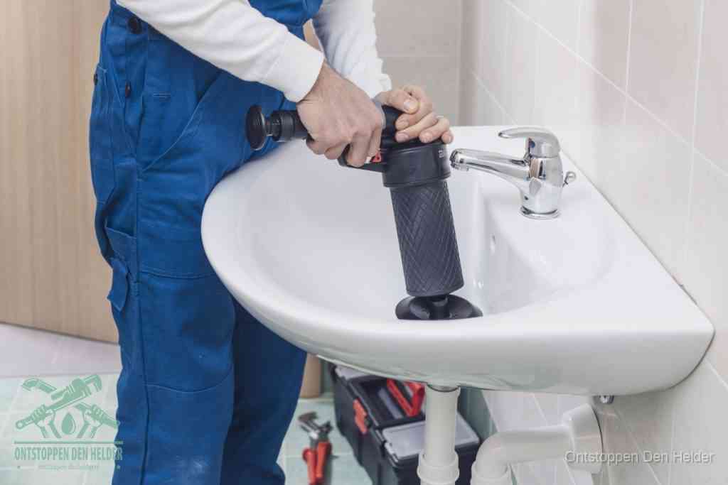 Een te ruwe doe-het-zelf poging met een hand-pomp op de afvoer van een badkamer-wastafel, een van de veelgemaakte fouten bij afvoer ontstoppen in Den Helder